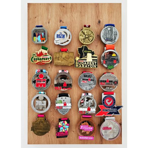 Wall of Fame - Foundation (Mágneses Éremtartó - Kompozit)